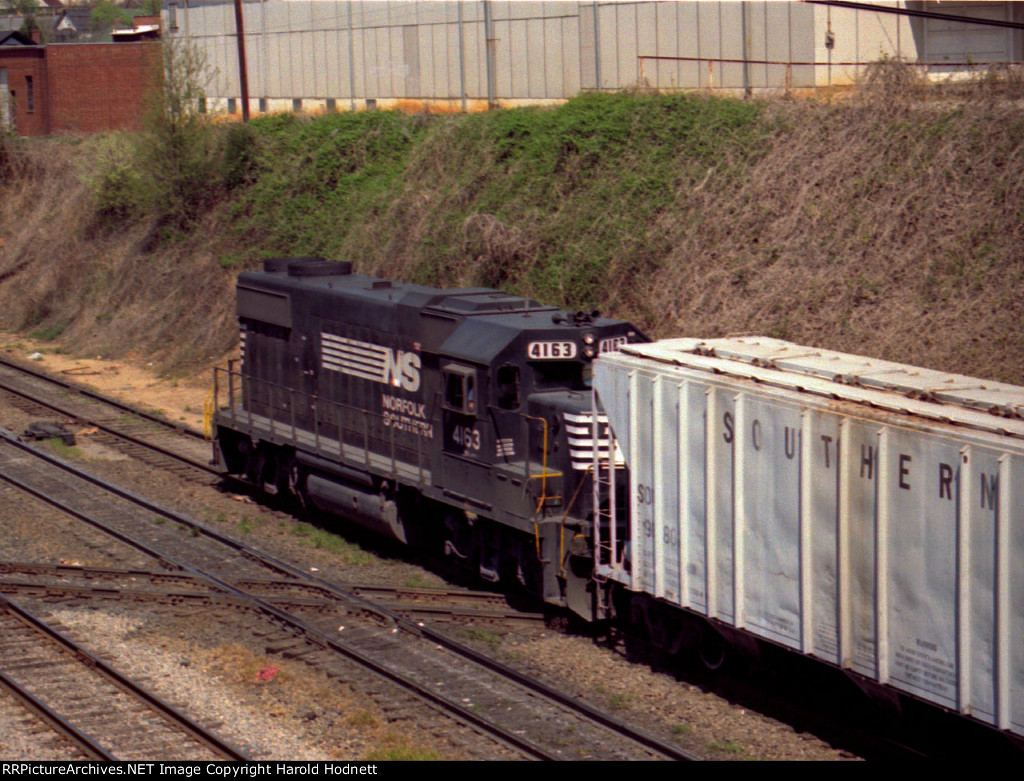 NS 4163 shoves cars at Boylan Junction